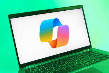 Prag, Çek Cumhuriyeti - 08 01 2025: Copilot logosunu gösteren dizüstü bilgisayarın yakın görüntüsü. Copilot, üretkenlik yardımı için yazılıma entegre edilmiş bir yapay zeka asistanıdır..