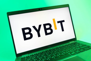 Prag, Çek Cumhuriyeti - 08 01 2025: Bybit logosunu gösteren dizüstü bilgisayarın yakın görüntüsü. Bybit şifreli para ve türev ticareti için bir platformdur.