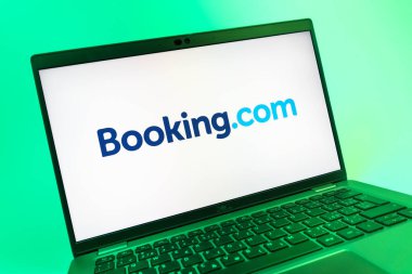 Prag, Çek Cumhuriyeti - 08 01 2025: Booking.com logosunu gösteren dizüstü bilgisayarın yakın görüntüsü. Rezervasyon, otel bulmak ve rezervasyon yaptırmak için bir platformdur..
