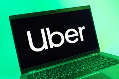 Prag, Çek Cumhuriyeti - 08 01 2025: Uber logosunu gösteren dizüstü bilgisayarın yakın görüntüsü. Uber ulaşım ve dağıtım hizmetleri için bir gezinti selamlama uygulaması.