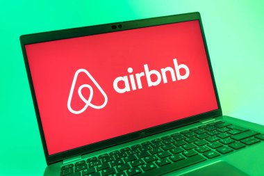 Prag, Çek Cumhuriyeti - 08 01 2025: Airbnb logosunu gösteren dizüstü bilgisayarın yakın görüntüsü. Airbnb dünya çapında kısa vadeli konaklama için bir platformdur..