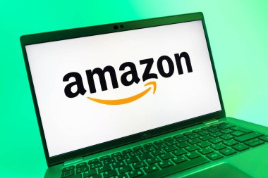 Prag, Çek Cumhuriyeti - 08 01 2025: Amazon logosunu gösteren dizüstü bilgisayarın yakın görüntüsü. Amazon, alışveriş ürünleri ve hizmetleri için çevrimiçi bir platformdur..