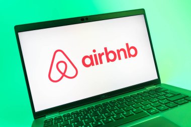 Prag, Çek Cumhuriyeti - 08 01 2025: Airbnb logosunu gösteren dizüstü bilgisayarın yakın görüntüsü. Airbnb dünya çapında kısa vadeli konaklama için bir platformdur..