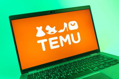 Prag, Çek Cumhuriyeti - 08 01 2025: Temu logosunu gösteren dizüstü bilgisayarın yakın görüntüsü. Temu çevrimiçi uygun fiyatlı ürünler için bir e-ticaret platformudur..