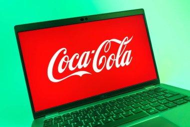 Prag, Çek Cumhuriyeti - 08 01 2025: Coca-Cola logosunu gösteren dizüstü bilgisayarın yakın görüntüsü. Coca-Cola meşrubatlarıyla tanınan bir içecek şirketidir..