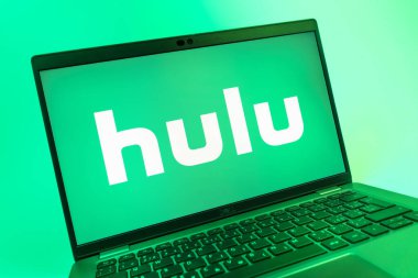 Prag, Çek Cumhuriyeti - 08 01 2025: Hulu logosunu gösteren dizüstü bilgisayarın yakın görüntüsü. Hulu TV şovları, filmler ve canlı TV için bir yayın platformu..
