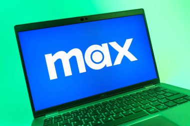 Prag, Çek Cumhuriyeti - 08 01 2025: Max logosunu gösteren dizüstü bilgisayarın yakın görüntüsü. Max, filmler, TV programları ve özgün içerikler için bir yayın platformudur..