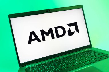 Prag, Çek Cumhuriyeti - 08 01 2025: AMD logosunu gösteren dizüstü bilgisayarın yakın görüntüsü. AMD, işlemci ve işlemci üreten yarı iletken bir şirkettir..