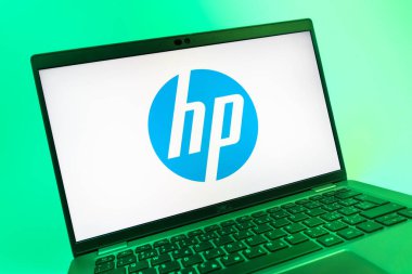 Prag, Çek Cumhuriyeti - 08 01 2025: Hewlett-Packard logosunu gösteren dizüstü bilgisayarın yakın görüntüsü. Hewlett-Packard bilgisayar ve yazıcı üreten bir teknoloji şirketidir..