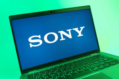 Prag, Çek Cumhuriyeti - 08 01 2025: Sony logosunu gösteren dizüstü bilgisayarın yakın görüntüsü. Sony elektronik, oyun ve eğlence üreten bir teknoloji şirketidir..