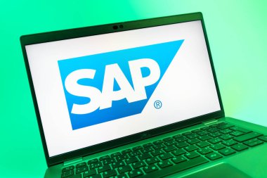 Prag, Çek Cumhuriyeti - 08 01 2025: SAP logosunu gösteren dizüstü bilgisayarın yakın görüntüsü. SAP, şirket uygulamaları ve çözümleri sağlayan bir yazılım şirketidir..