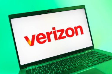 Prag, Çek Cumhuriyeti - 08 01 2025: Verizon logosunu gösteren dizüstü bilgisayarın yakın görüntüsü. Verizon, kablosuz ve geniş bant hizmetleri sağlayan bir telekom şirketidir..