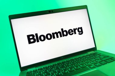 Prag, Çek Cumhuriyeti - 08 01 2025: Bloomberg logosunu gösteren dizüstü bilgisayarın yakın görüntüsü. Bloomberg finansal haberler, veriler ve analizler sağlayan bir şirkettir..