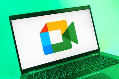 Prag, Çek Cumhuriyeti - 08 01 2025: Google Meet logosunu gösteren dizüstü bilgisayarın yakın görüntüsü. Google Meet video toplantıları ve çevrimiçi işbirliği için bir platformdur.