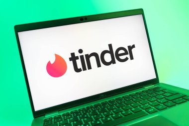 Prag, Çek Cumhuriyeti - 08 01 2025: Tinder logosunu gösteren dizüstü bilgisayarın yakın görüntüsü. Tinder insanları eşleştirmek ve bağlamak için bir randevu uygulaması.