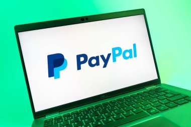 Prag, Çek Cumhuriyeti - 08 01 2025: PayPal logosunu gösteren dizüstü bilgisayarın yakın görüntüsü. PayPal çevrimiçi ödemeler ve para transferleri için bir platformdur.