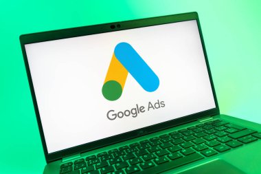 Prag, Çek Cumhuriyeti - 08 01 2025: Google Ads logosunu gösteren dizüstü bilgisayarın yakın görüntüsü. Google Reklamları, çevrimiçi reklamlar yaratmak ve yönetmek için bir platformdur.