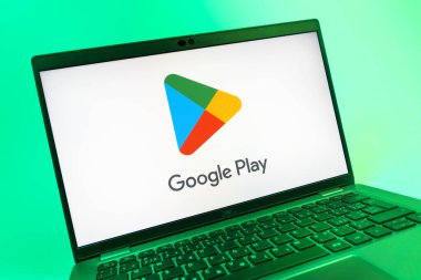Prag, Çek Cumhuriyeti - 08 01 2025: Google Play logosunu gösteren dizüstü bilgisayarın yakın görüntüsü. Google Play uygulamaları, oyunları ve dijital içeriği indirmek için bir platformdur.