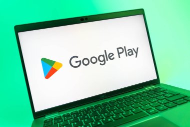 Prag, Çek Cumhuriyeti - 08 01 2025: Google Play logosunu gösteren dizüstü bilgisayarın yakın görüntüsü. Google Play uygulamaları, oyunları ve dijital içeriği indirmek için bir platformdur.