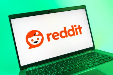 Prag, Çek Cumhuriyeti - 08 01 2025: Reddit logosunu gösteren dizüstü bilgisayarın yakın görüntüsü. Reddit tartışma, haber ve toplum içeriği için bir platformdur.