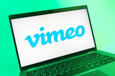 Prag, Çek Cumhuriyeti - 08 01 2025: Vimeo logosunu gösteren dizüstü bilgisayarın yakın görüntüsü. Vimeo, yüksek kaliteli video sunucu ve paylaşımı için bir platformdur.