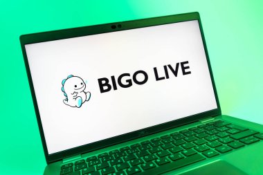 Prag, Çek Cumhuriyeti - 08 01 2025: Bigo Live logosunu gösteren dizüstü bilgisayarın yakın görüntüsü. Bigo Live canlı yayın ve sosyal etkileşim için bir platformdur.