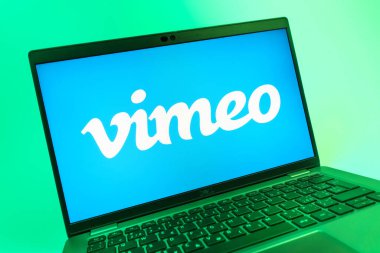Prag, Çek Cumhuriyeti - 08 01 2025: Vimeo logosunu gösteren dizüstü bilgisayarın yakın görüntüsü. Vimeo, yüksek kaliteli video sunucu ve paylaşımı için bir platformdur.