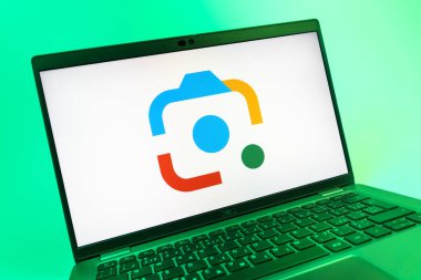Prag, Çek Cumhuriyeti - 08 01 2025: Google Lens logosunu gösteren dizüstü bilgisayarın yakın görüntüsü. Google Lens, resimlerdeki görsel arama ve bilgi için kullanılan bir araçtır..