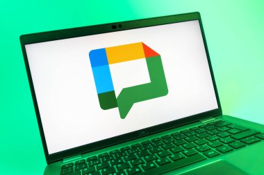 Prag, Çek Cumhuriyeti - 08 01 2025: Google Chat logosunu gösteren dizüstü bilgisayarın yakın görüntüsü. Google Chat mesajlaşma ve takım işbirliği için bir platformdur.