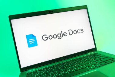 Prag, Çek Cumhuriyeti - 08 01 2025: Google Docs logosunu gösteren dizüstü bilgisayarın yakın görüntüsü. Google Docs metin belgeleri oluşturmak ve düzenlemek için bir platformdur.