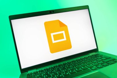 Prag, Çek Cumhuriyeti - 08 01 2025: Google Slides logosunu gösteren dizüstü bilgisayarın yakın görüntüsü. Google Slides sunumlar ve slayt gösterileri oluşturmak için bir platformdur.