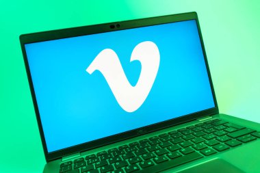 Prag, Çek Cumhuriyeti - 08 01 2025: Vimeo logosunu gösteren dizüstü bilgisayarın yakın görüntüsü. Vimeo, yüksek kaliteli video sunucu ve paylaşımı için bir platformdur.