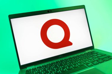 Prag, Çek Cumhuriyeti - 08 01 2025: Quora logosunu gösteren dizüstü bilgisayarın yakın görüntüsü. Quora soru sormak ve bilgi paylaşmak için bir platformdur..