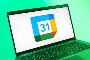 Prag, Çek Cumhuriyeti - 08 01 2025: Google Takvim logosunu gösteren dizüstü bilgisayarın yakın görüntüsü. Google Takvimi olayları zamanlamak ve yönetmek için bir platformdur.
