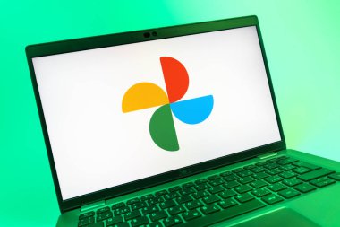 Prag, Çek Cumhuriyeti - 08 01 2025: Google Photos logosunu gösteren dizüstü bilgisayarın yakın görüntüsü. Google Fotoğrafları fotoğraf ve videoları saklamak ve düzenlemek için bir platformdur.