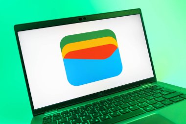 Prag, Çek Cumhuriyeti - 08 01 2025: Google Cüzdan logosunu gösteren dizüstü bilgisayarın yakın görüntüsü. Google Cüzdanı dijital ödeme yöntemlerini depolamak ve kullanmak için bir platformdur.