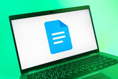 Prag, Çek Cumhuriyeti - 08 01 2025: Google Docs logosunu gösteren dizüstü bilgisayarın yakın görüntüsü. Google Docs metin belgeleri oluşturmak ve düzenlemek için bir platformdur.