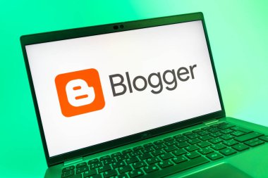 Prag, Çek Cumhuriyeti - 08 01 2025: Blogger logosunu gösteren dizüstü bilgisayarın yakın görüntüsü. Blogger blog oluşturma ve yayınlama için bir platformdur.