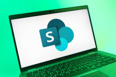 Prag, Çek Cumhuriyeti - 08 01 2025: Microsoft Sharepoint logosunu gösteren dizüstü bilgisayarın yakın görüntüsü. Microsoft Sharepoint işbirliği ve belge yönetimi için bir platformdur.