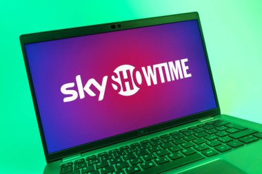 Prag, Çek Cumhuriyeti - 08 01 2025: SkyShowtime logosunu gösteren dizüstü bilgisayarın yakın görüntüsü. SkyShowtime, sinema ve televizyon dizileri için bir yayın platformudur..