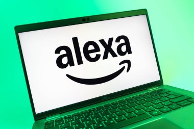 Prag, Çek Cumhuriyeti - 08 01 2025: Alexa logosunu gösteren dizüstü bilgisayarın yakın görüntüsü. Alexa akıllı aygıtlar ve servisler için ses asistanıdır.