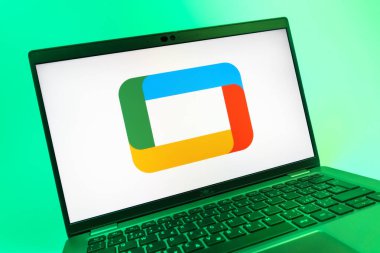 Prag, Çek Cumhuriyeti - 08 01 2025: Google TV logosunu gösteren dizüstü bilgisayarın yakın görüntüsü. Google TV film, program ve uygulamalar için bir platformdur..