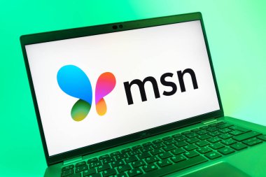 Prag, Çek Cumhuriyeti - 08 01 2025: MSN logosunu gösteren dizüstü bilgisayarın yakın görüntüsü. MSN haber, e-posta ve çevrimiçi hizmetler için bir platformdur.