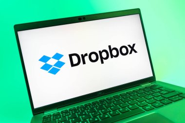 Prag, Çek Cumhuriyeti - 08 01 2025: Dropbox logosunu gösteren dizüstü bilgisayarın yakın görüntüsü. Dropbox bulut depolama ve dosya paylaşımı için bir platformdur.