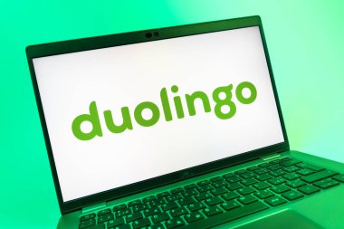 Prag, Çek Cumhuriyeti - 08 01 2025: Duolingo logosunu gösteren dizüstü bilgisayarın yakın görüntüsü. Duolingo interaktif olarak dil öğrenmek için bir platformdur..