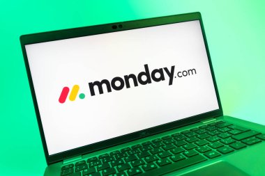Prag, Çek Cumhuriyeti - 08 01 2025: Monday.com logosunu gösteren dizüstü bilgisayarın yakın görüntüsü. Monday.com proje yönetimi ve takım işbirliği için bir platformdur.