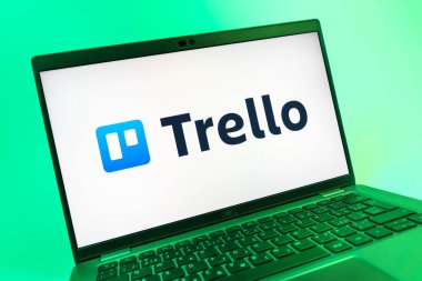 Prag, Çek Cumhuriyeti - 08 01 2025: Trello logosunu gösteren dizüstü bilgisayarın yakın görüntüsü. Trello, tahta ve görevleri kullanarak proje yönetimi için bir platformdur.
