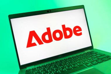 Prag, Çek Cumhuriyeti - 08 01 2025: Adobe logosunu gösteren dizüstü bilgisayarın yakın görüntüsü. Adobe yaratıcı araçlar ve hizmetler sunan bir yazılım şirketidir..