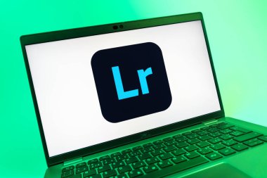 Prag, Çek Cumhuriyeti - 08 01 2025: Lightroom logosunu gösteren dizüstü bilgisayarın yakın görüntüsü. Lightroom fotoğraf düzenleme ve yönetim için bir yazılımdır..