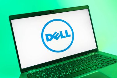 Prag, Çek Cumhuriyeti - 08 01 2025: Dell logosunu gösteren dizüstü bilgisayarın yakın görüntüsü. Dell bilgisayar ve bilişim çözümleri üreten bir teknoloji şirketidir..
